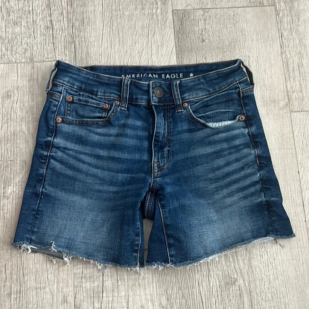 American Eagle Women Jean Shorts Midi Size: 6 Color: Blue‎